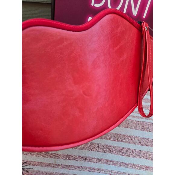 Betsey Johnson Red Lips Clutch Flat Wristlet Wallet Lipstick Zipper - Picture 6 of 7